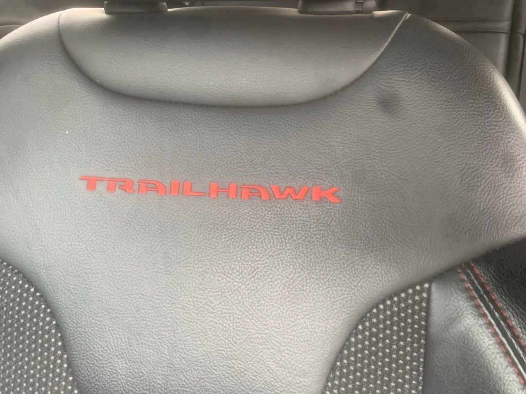 Used 2019 White Clearcoat Jeep Trailhawk image 26