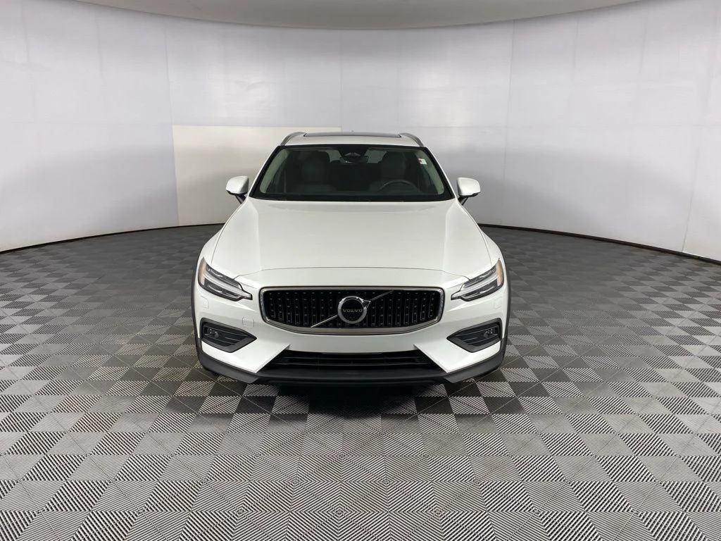 Used 2023 Crystal White Metallic Volvo Plus image 17