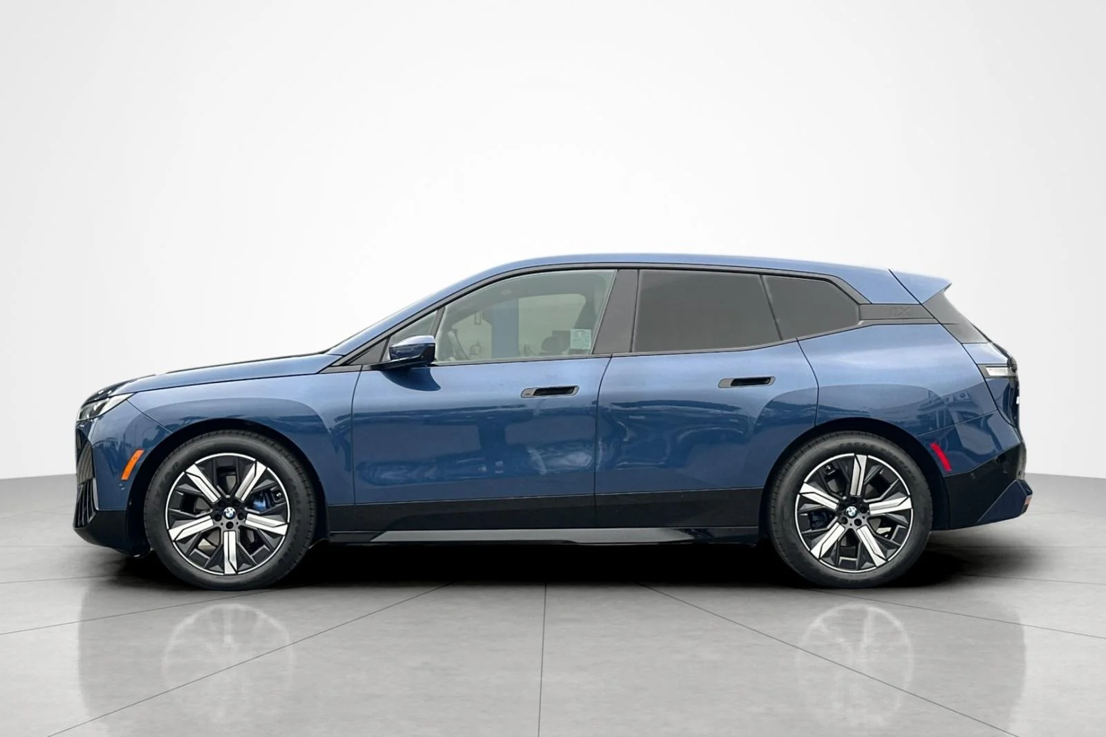 Used 2023 Phytonic Blue Metallic BMW xDrive50 image 2