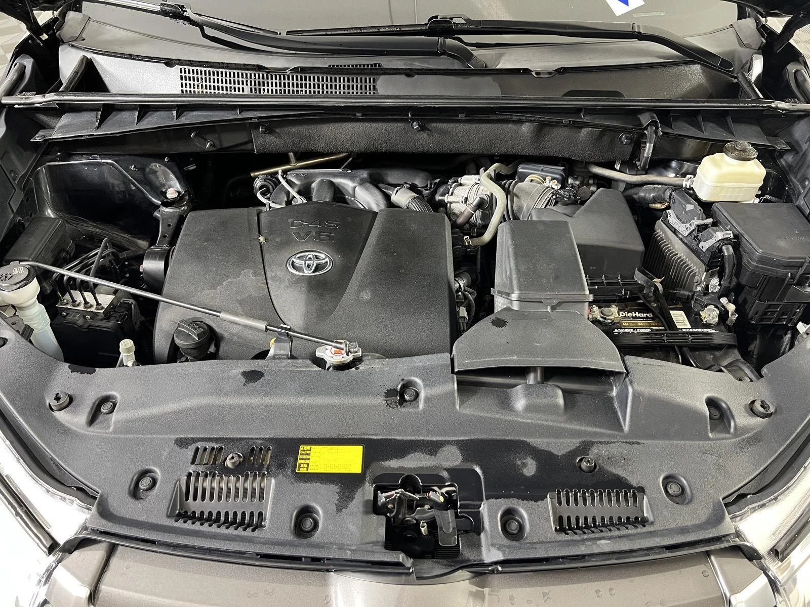 Used 2018 Bk Toyota LE image 32