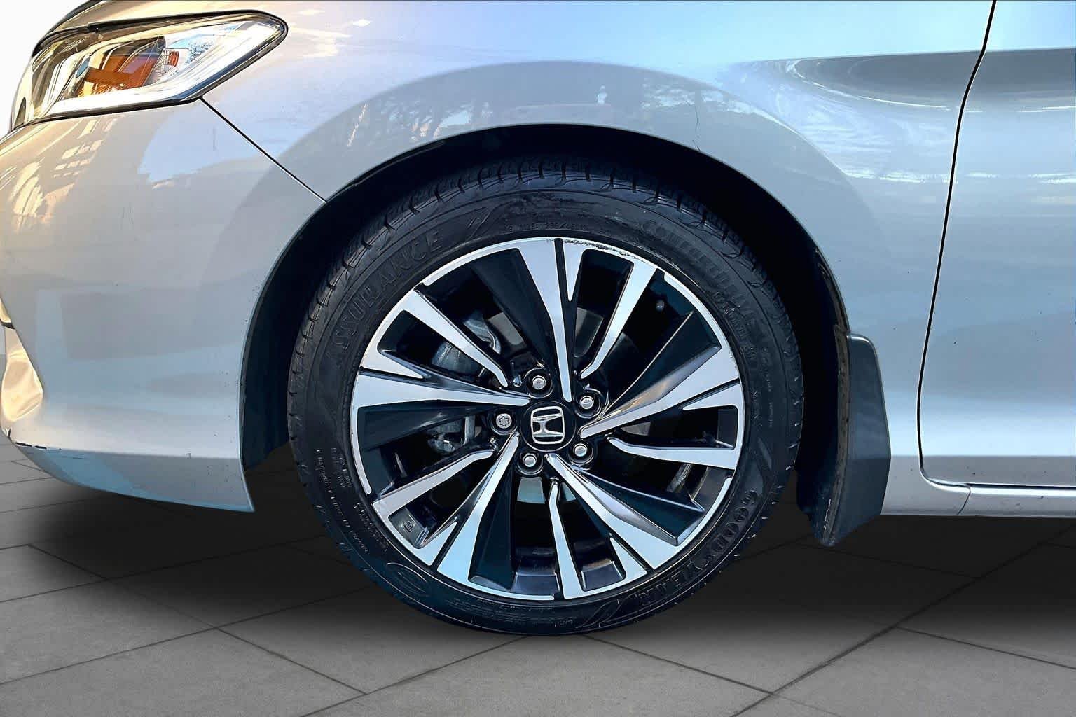 Used 2016 Lunar Silver Metallic Honda EX-L image 10