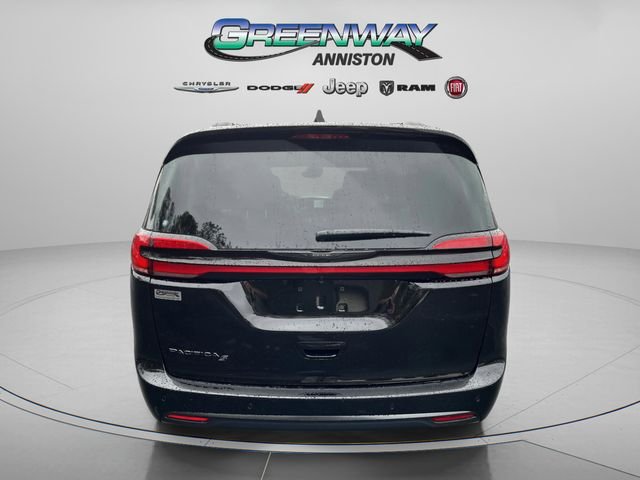 New 2026 Diamond Black Crystal Pearl-Coat Exterior Paint Chrysler Select image 6