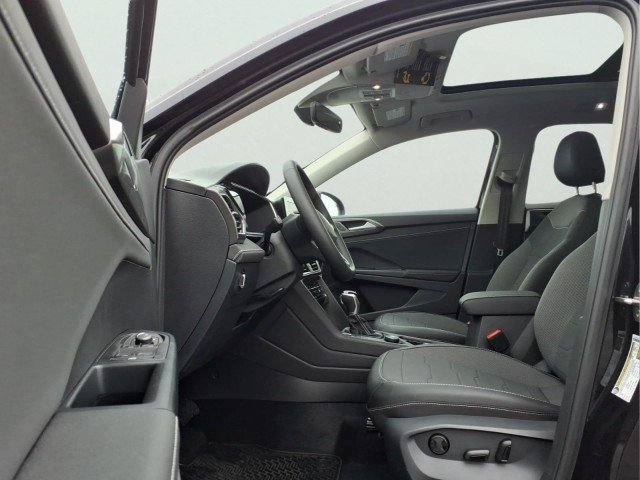 New 2026 Deep Black Pearl Volkswagen SE Black 4Motion image 15