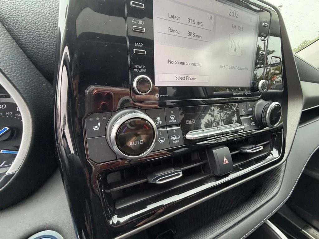 Used 2021 Silver Toyota XLE image 23