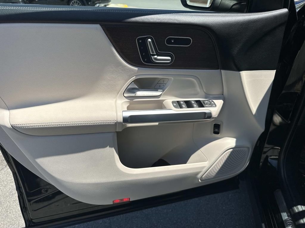 Used 2023  Mercedes-Benz GLB 250 image 16