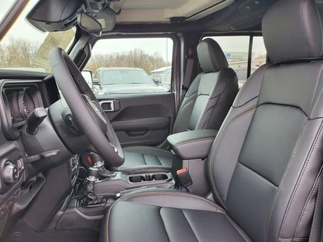 New 2026 Granite Crystal Metallic Clear-Coat Exterior Paint Jeep Sahara image 5