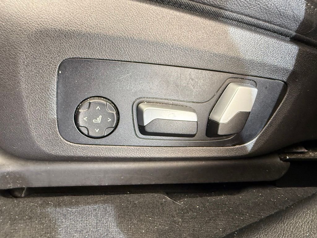 Used 2022 Jet Black BMW sDrive30i image 16
