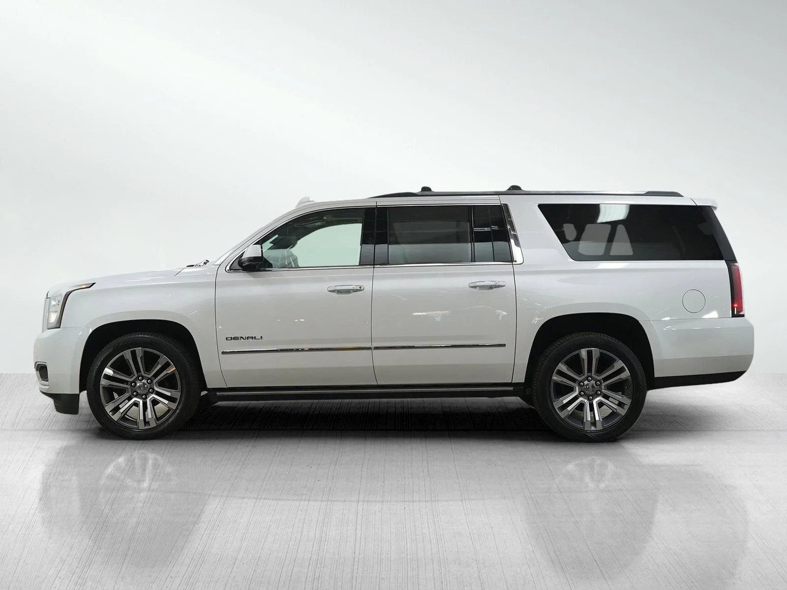 Used 2019 GMC Yukon XL Denali with VIN 1GKS2HKJ9KR255370 for sale in Wayzata, Minnesota