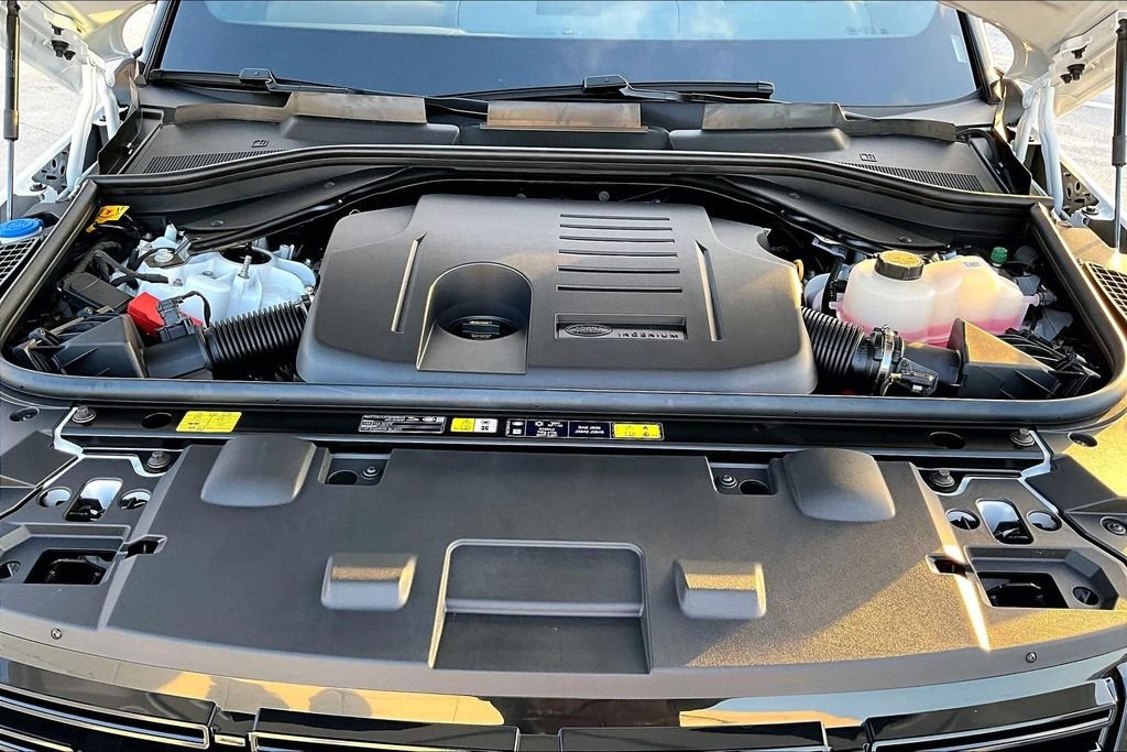 New 2026 FUJI WHITE Land Rover Dynamic SE image 12