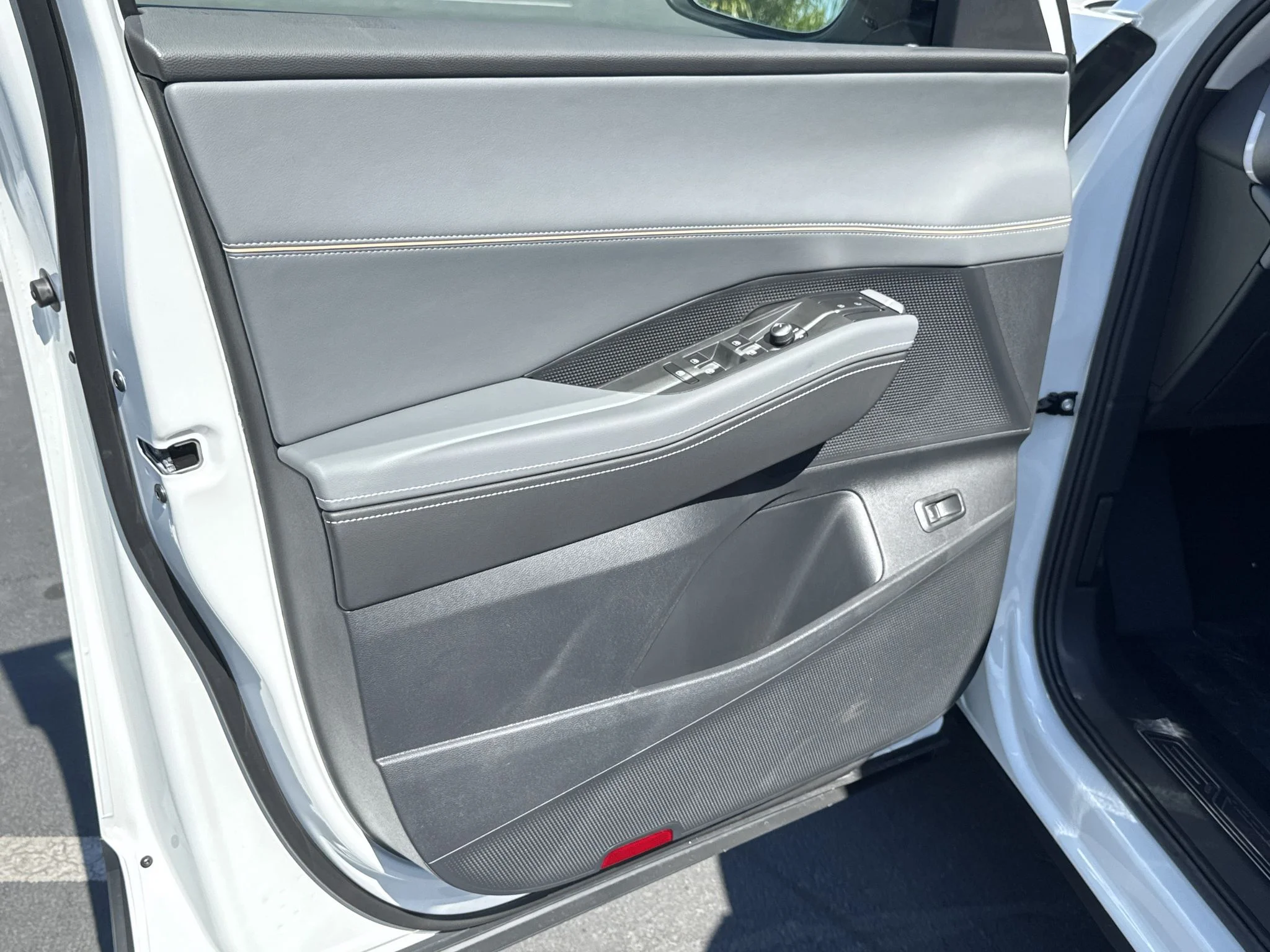 New 2027 Opal White Pearl Volkswagen SE w/Technology image 11