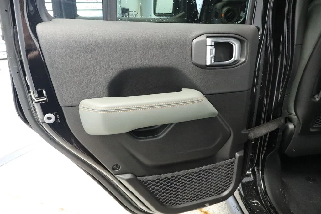 New 2026 Black Clear-Coat Exterior Paint Jeep Mojave image 30