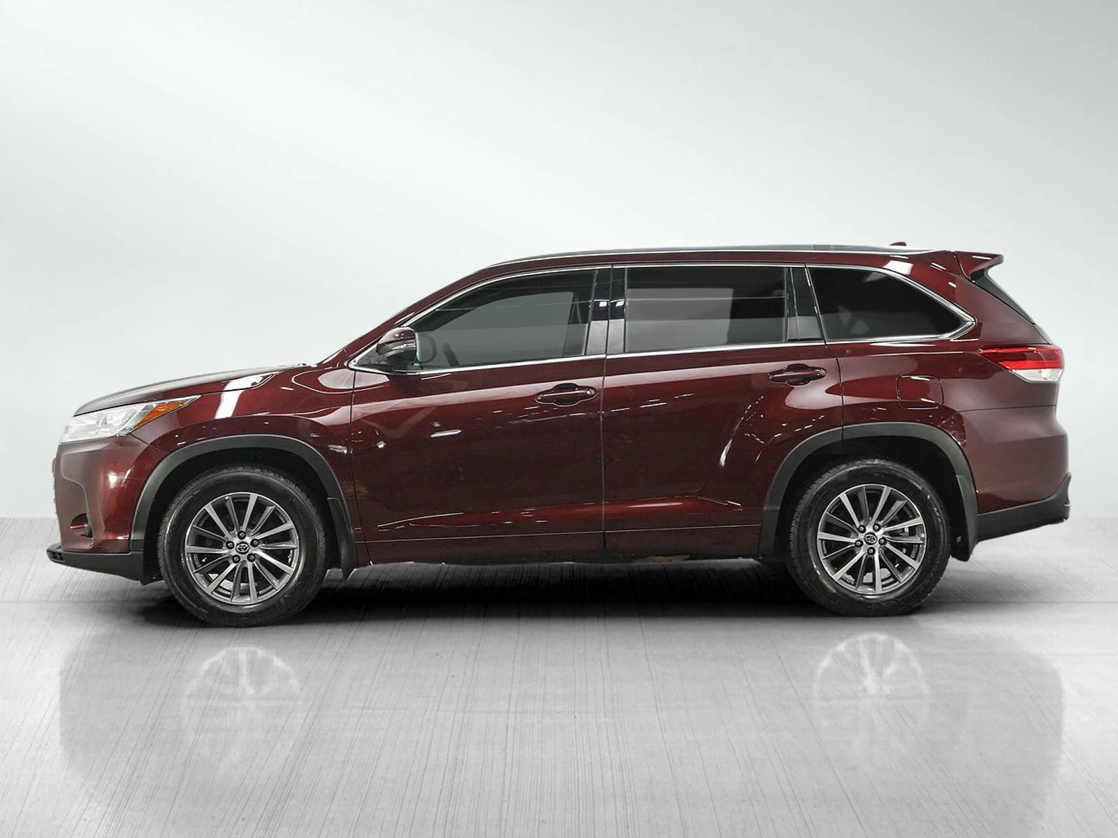 Used 2017 Toyota Highlander XLE with VIN 5TDJZRFH7HS434890 for sale in Burnsville, Minnesota