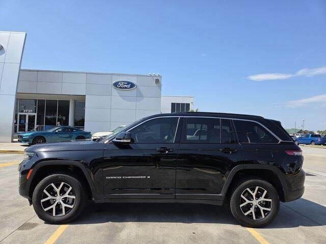 Used 2024 Diamond Black Crystal Pearlcoat Jeep Limited image 2