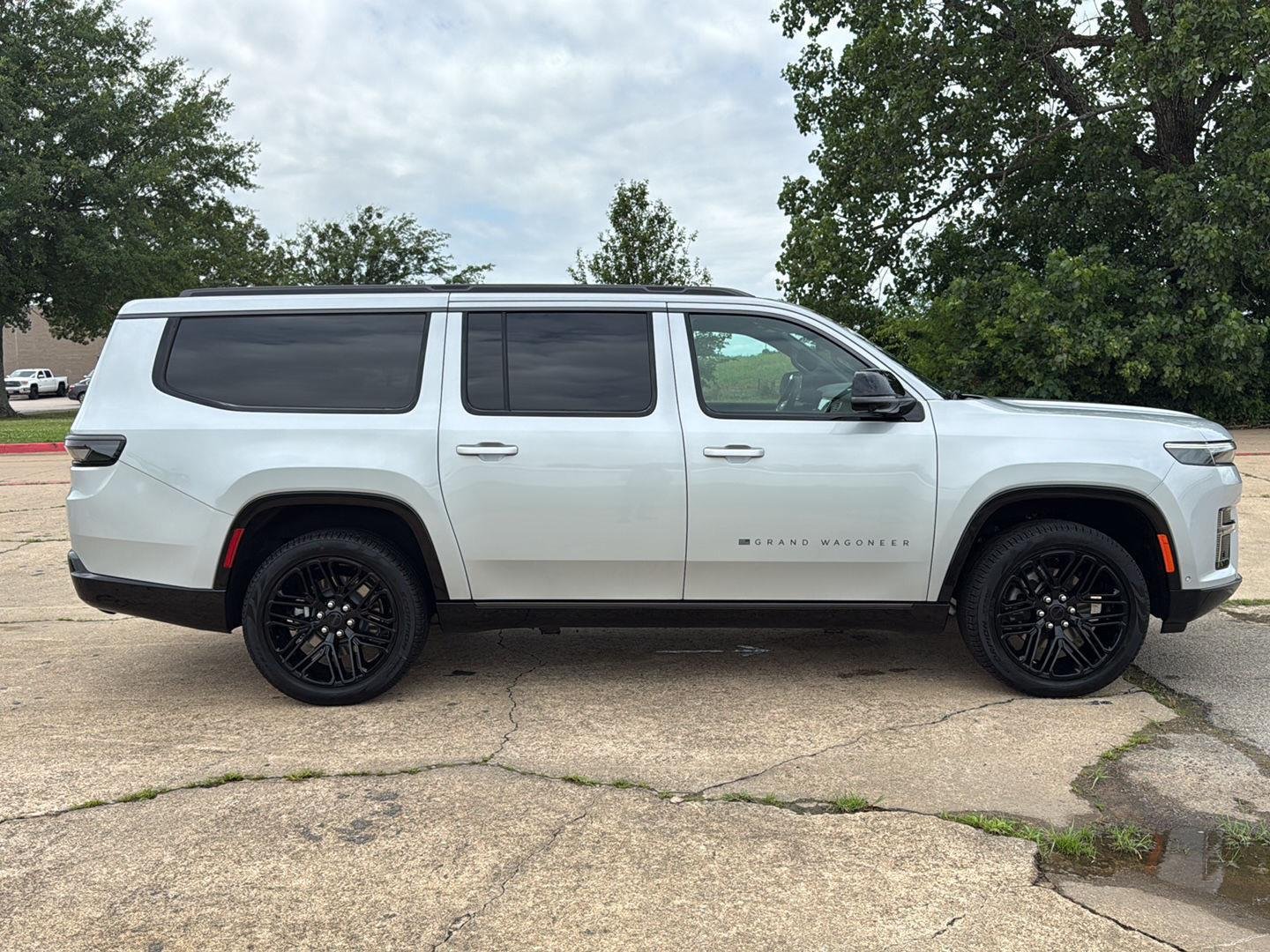 New 2026 Silver-Zynith Exterior Paint Jeep Limited Reserve image 8