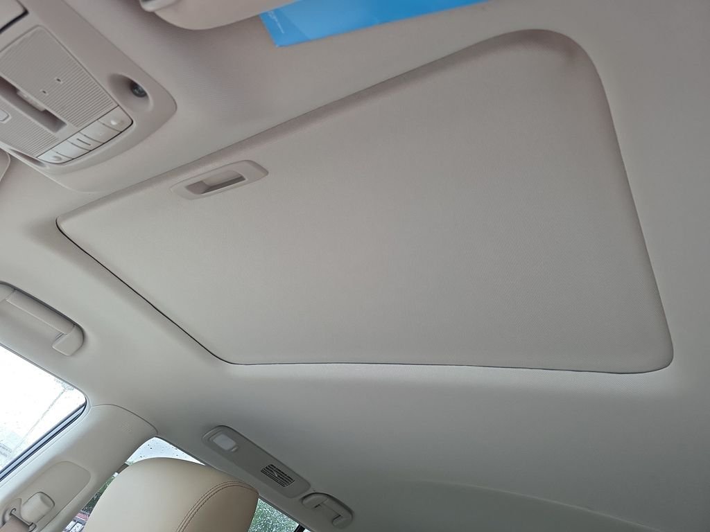 Used 2023 White Nissan Platinum image 33
