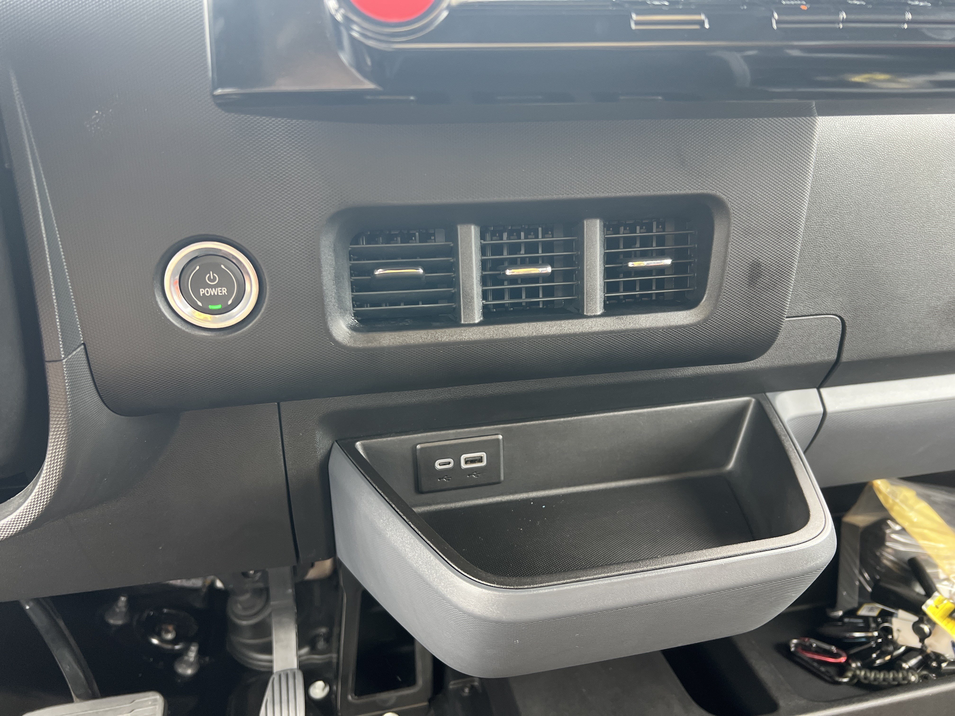 Used 2024 Oyster White Chevrolet Zevo 400 eAWD image 18