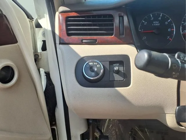 Used 2007 White Chevrolet 3.5L LT image 10