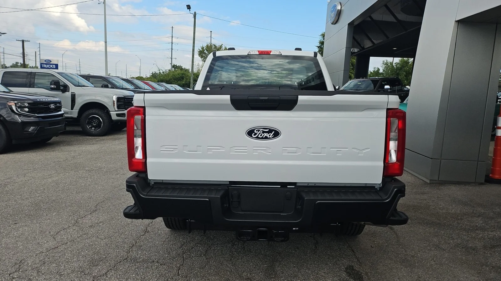 New 2027 Oxford White Ford XL 2WD image 4
