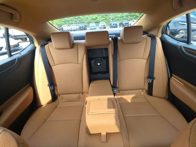 Used 2025 White Lexus 350 image 35