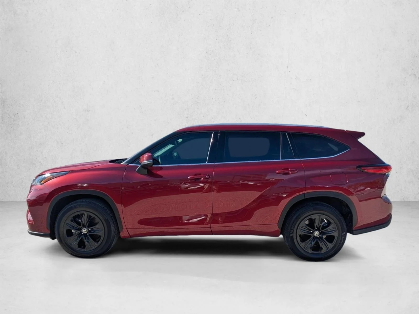 Used 2022 Ruby Flare Pearl Toyota XLE image 9
