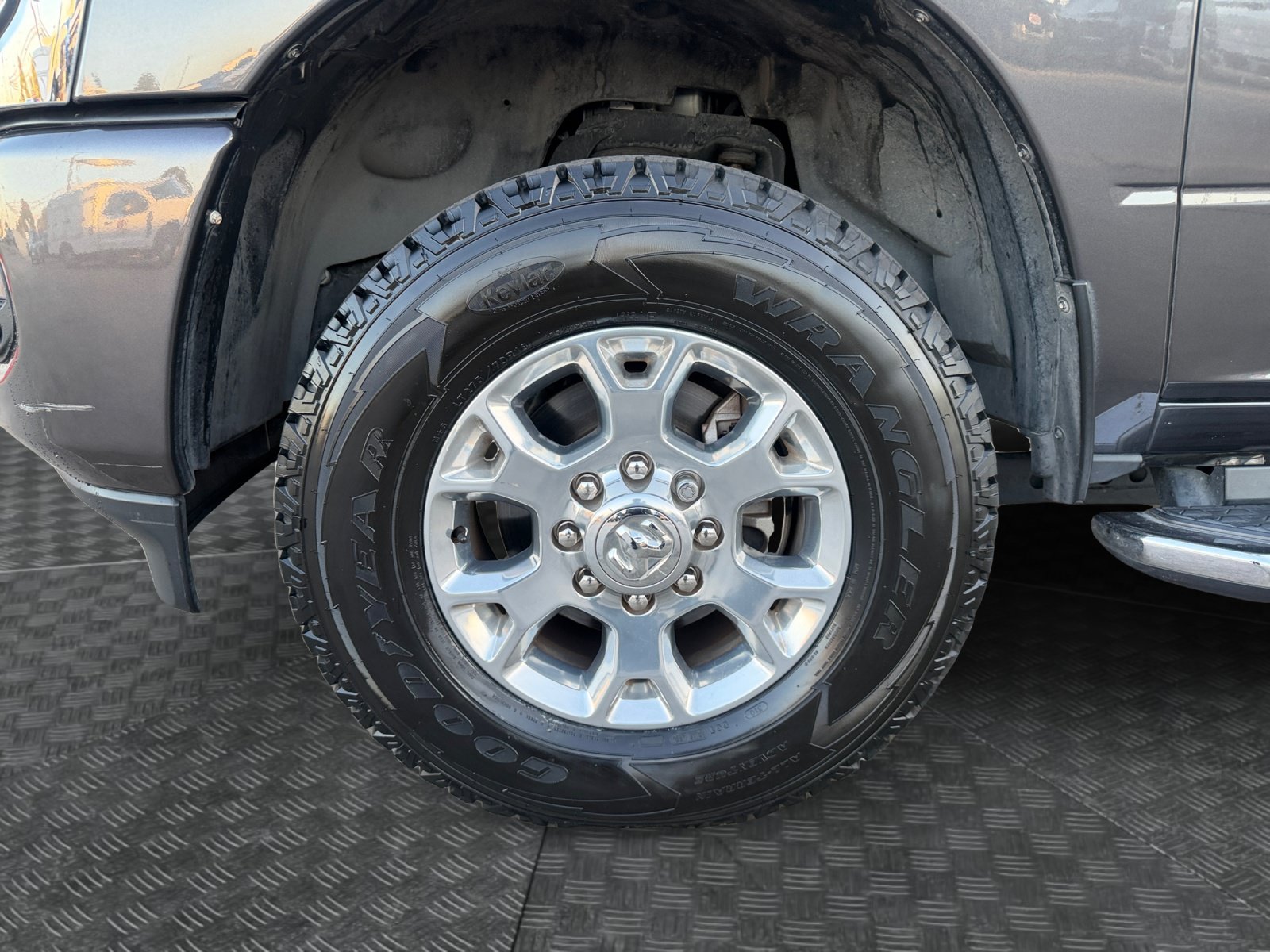 Certified Used 2023 Granite Crystal Clearcoat Metallic Ram Laramie image 9