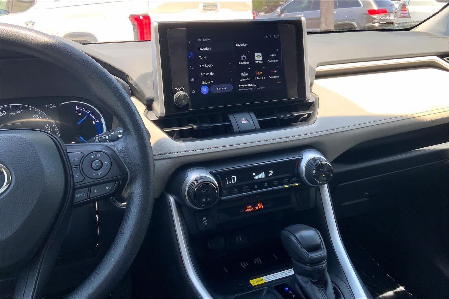 2024 Toyota RAV4 XLE - Photo 7