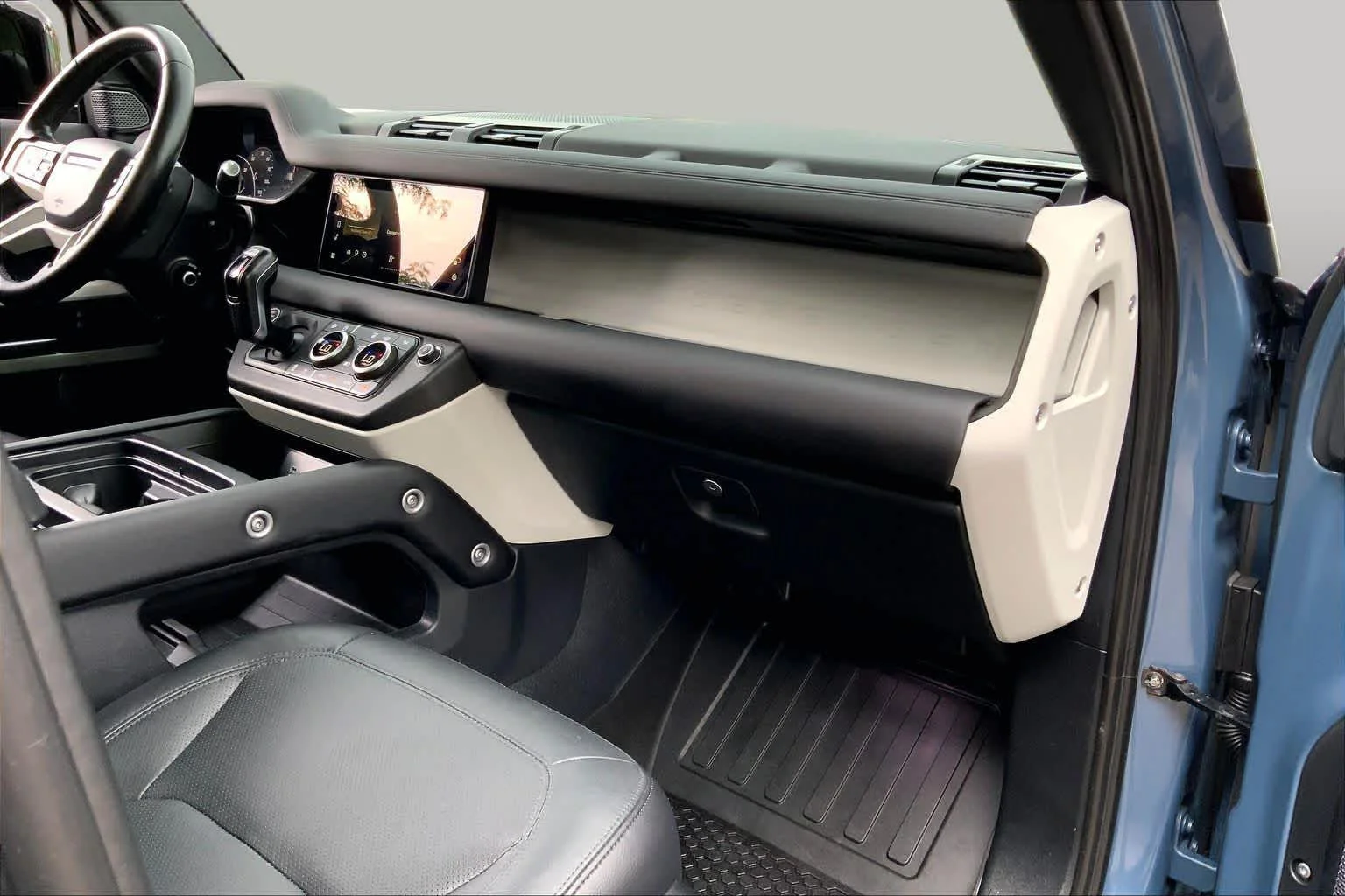 Used 2024 Tasman Blue Metallic Land Rover S image 17