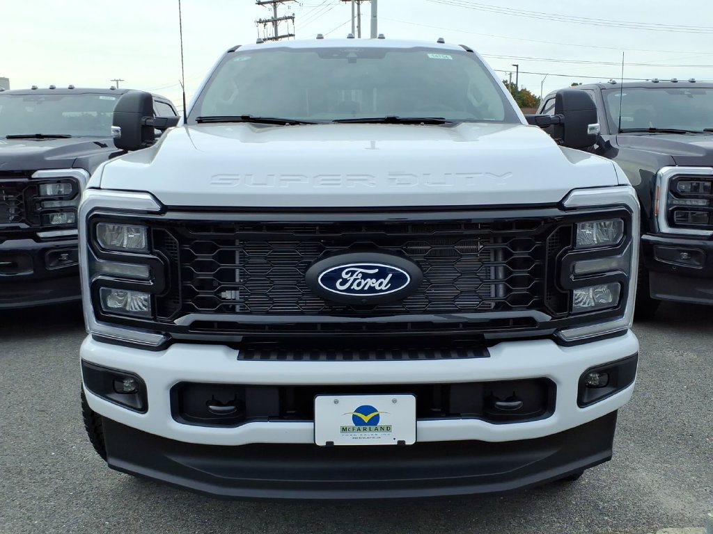 New 2027 Oxford White Ford F-250® XLT image 2