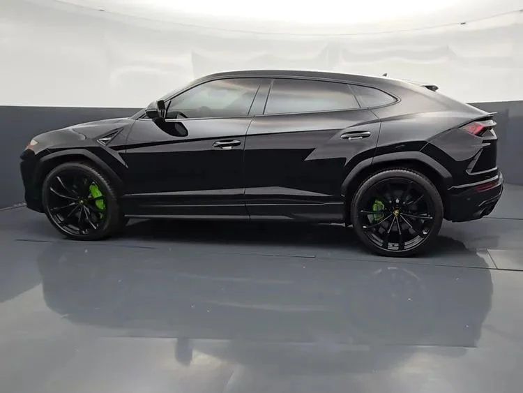 Used 2022  Lamborghini Sport Utility 4D image 10