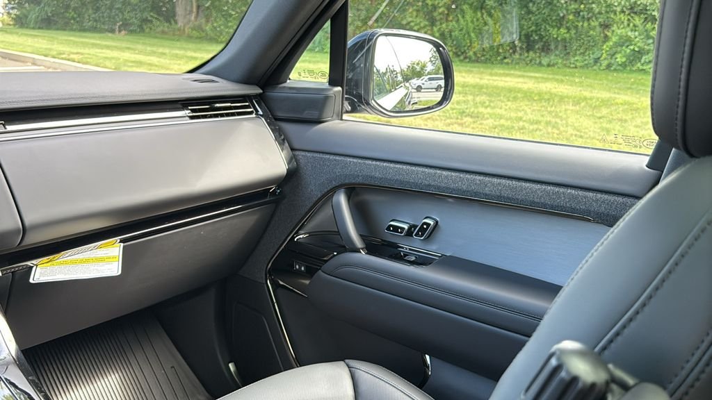 New 2026 Santorini Black LAND ROVER Dynamic SE image 25