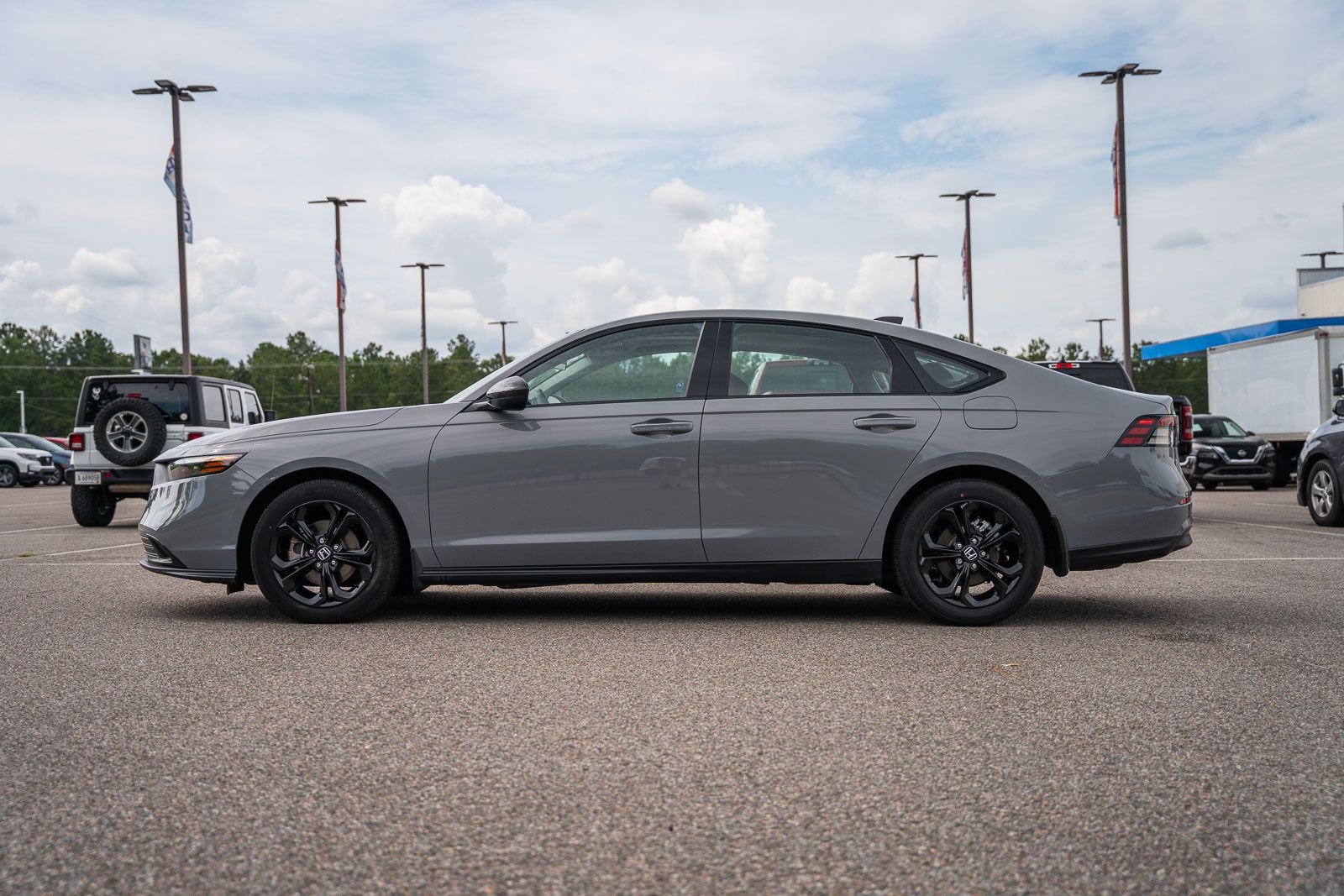 Used 2025 Gray Honda SE image 3
