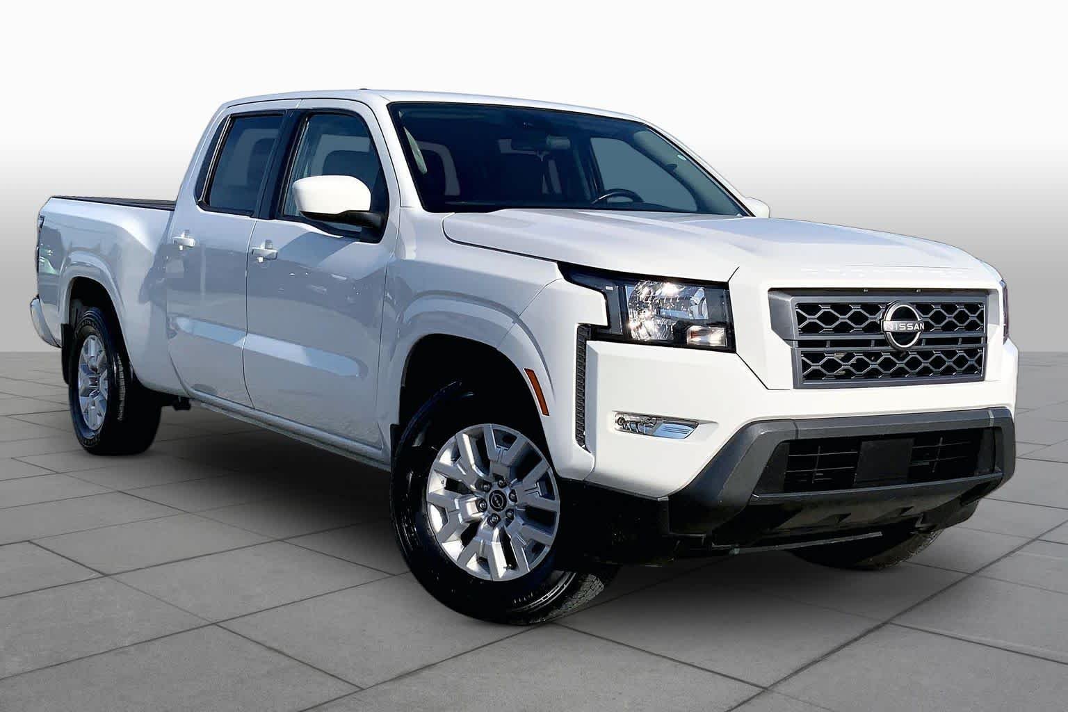Used 2023 Glacier White Nissan SV image 3