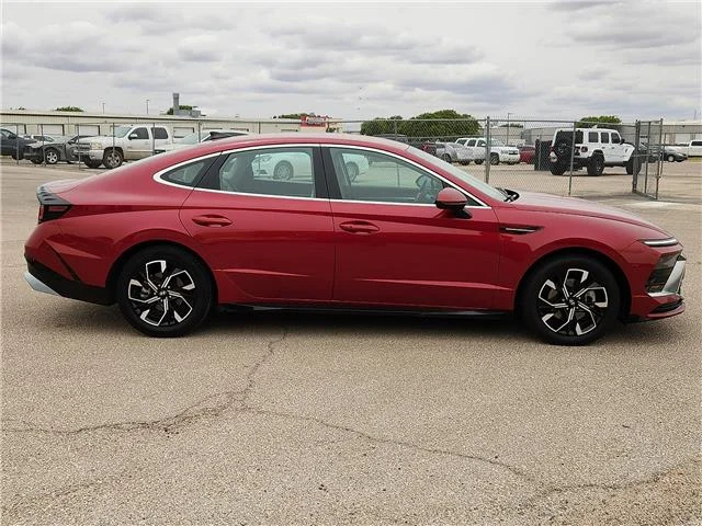 Used 2024 Red Hyundai SEL Front-Wheel Drive image 5