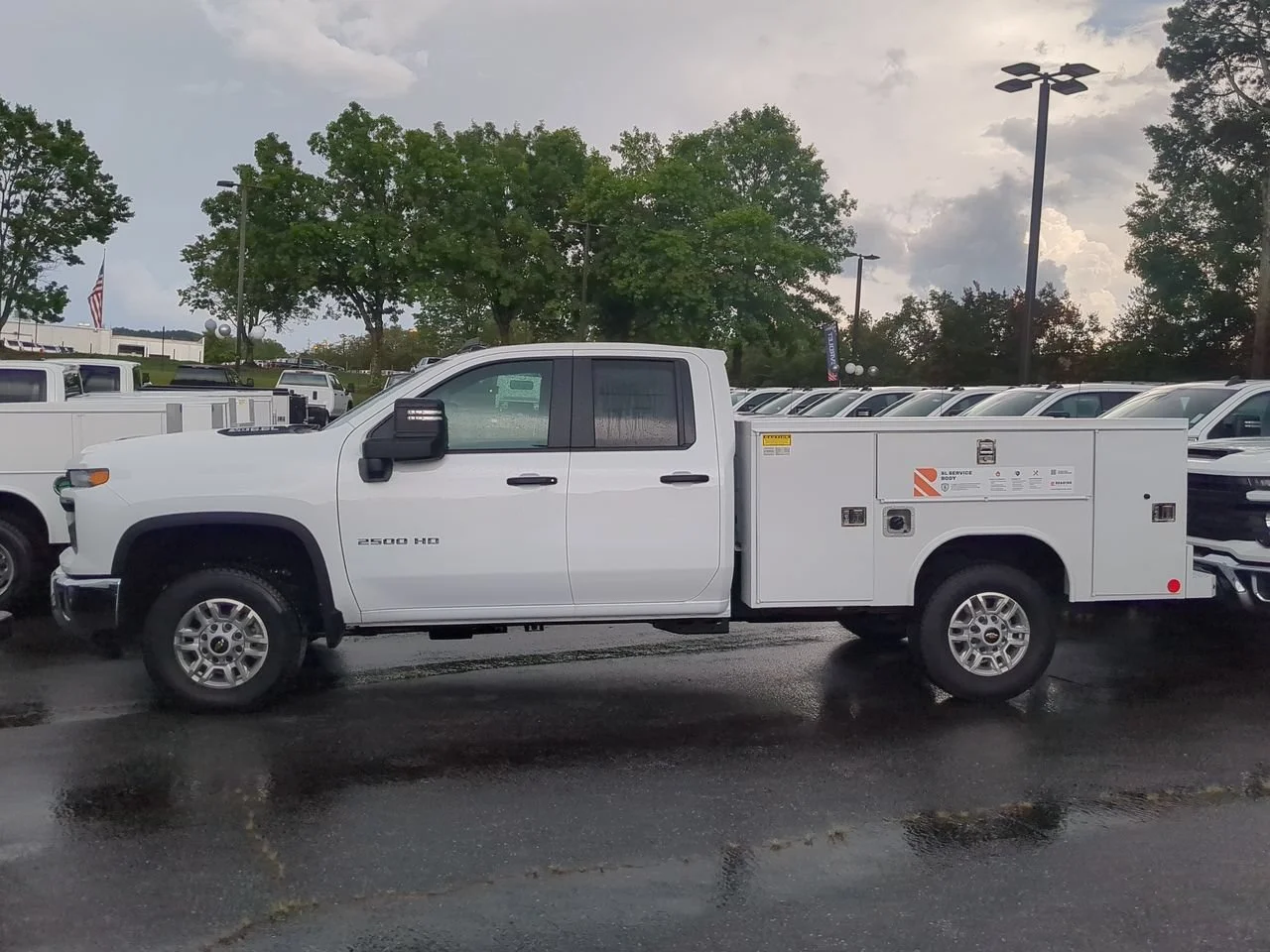 New 2026 Summit White Chevrolet WT image 5