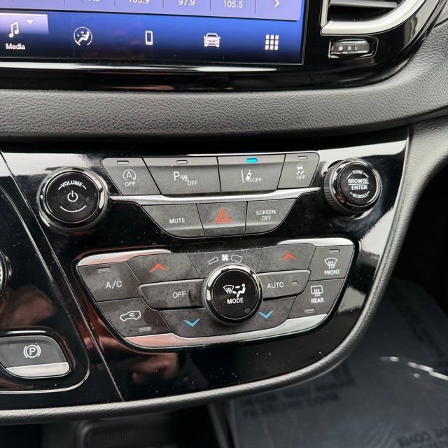 Used 2025  Chrysler Select image 31
