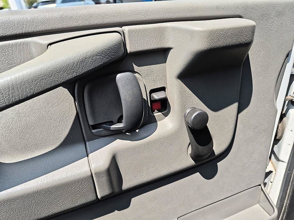 Used 2014 Summit White Chevrolet Work Van image 13