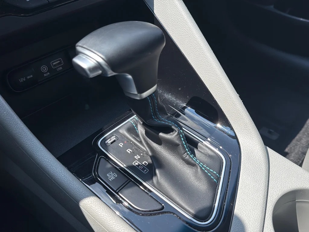 Used 2019 White Kia EX image 39