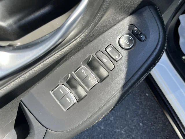 Used 2025 White Honda EX-L image 17