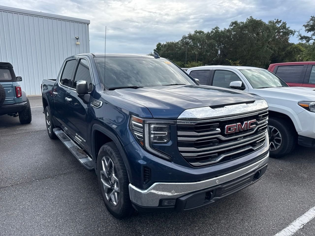 Used 2022 Blue GMC SLT image 3