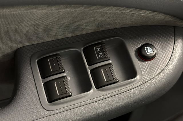 Used 2005 Magnesium Metallic Honda LX image 16