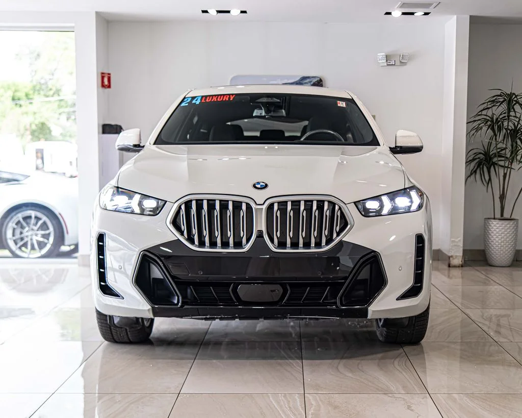 Used 2024 White BMW xDrive40i image 2