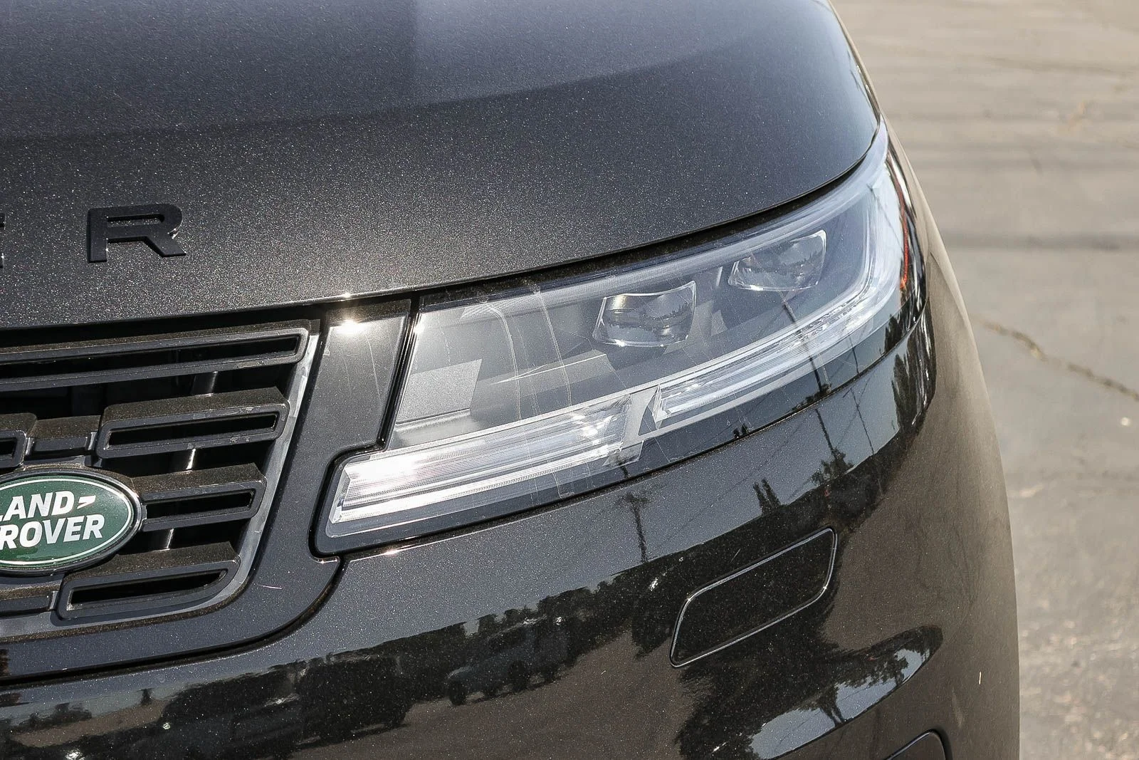 New 2026 Santorini Black Land Rover Dynamic SE image 15
