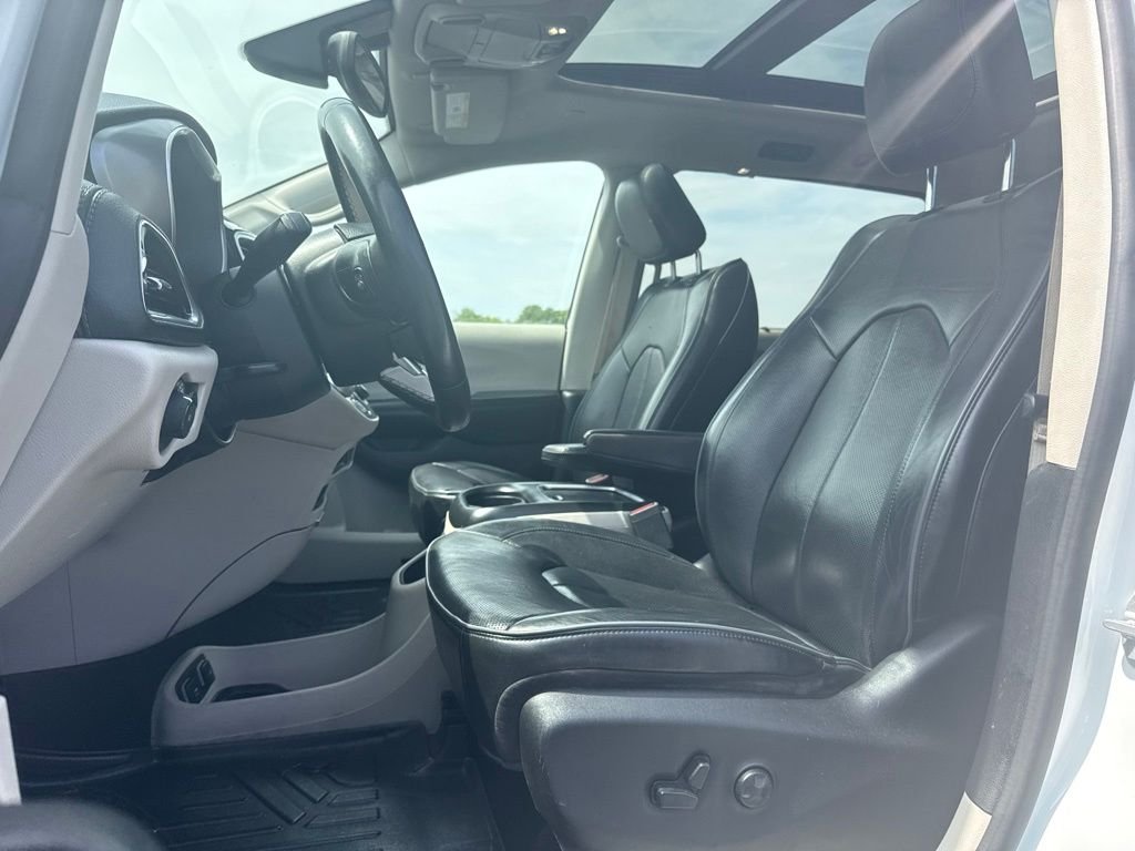 Used 2019 White Chrysler Limited image 10