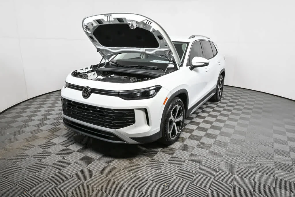 New 2026 Pure White Volkswagen SE image 27