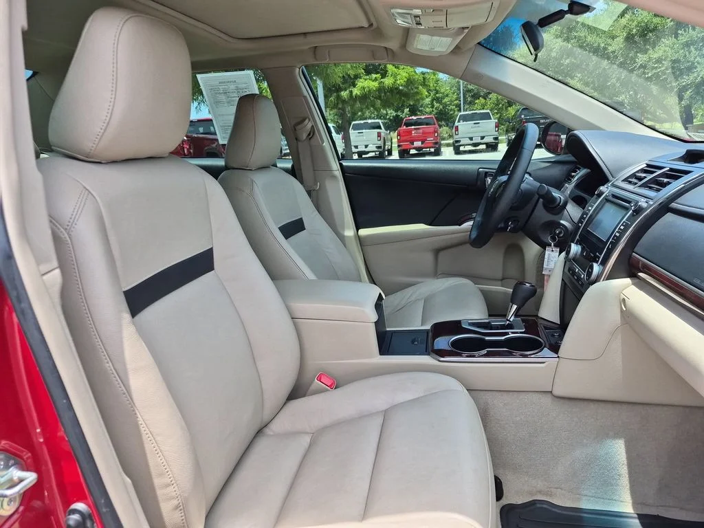 Used 2014 Red Toyota XLE image 18