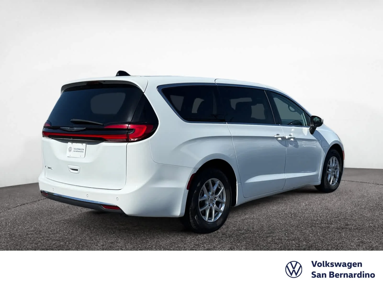 Used 2023 Bright White Clearcoat Chrysler Touring L image 5