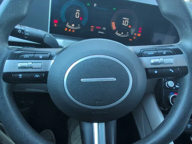 Used 2025 White Hyundai SEL image 19