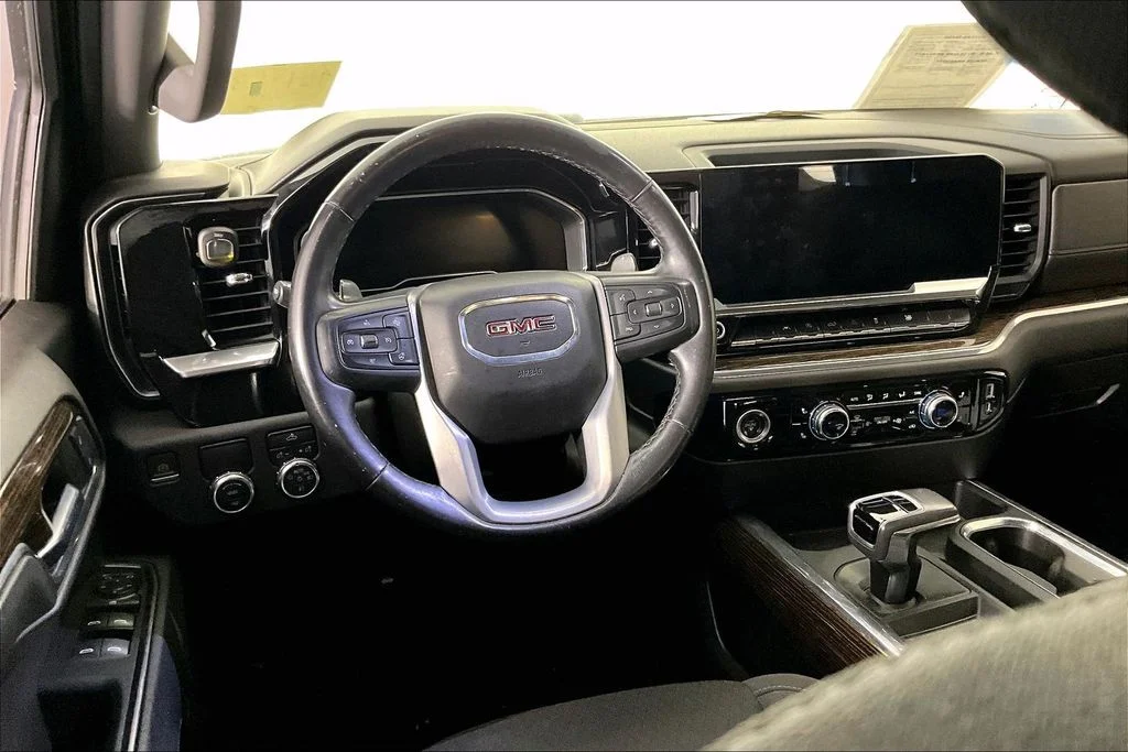 Used 2022 White GMC Elevation image 3