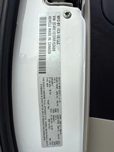 Used 2024 Bright White Clearcoat Chrysler Select image 17