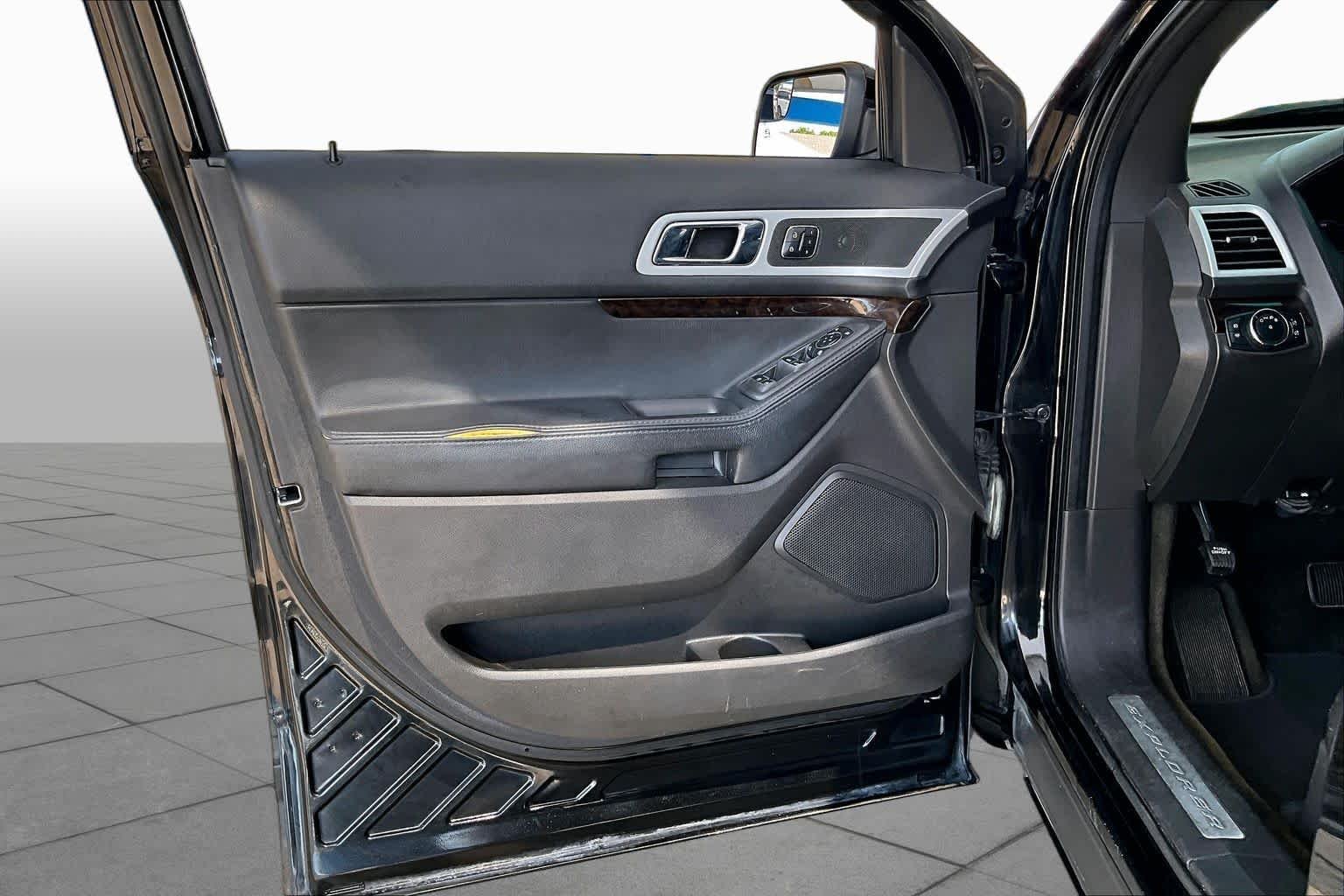 Used 2014 Tuxedo Black Metallic Ford Limited image 22